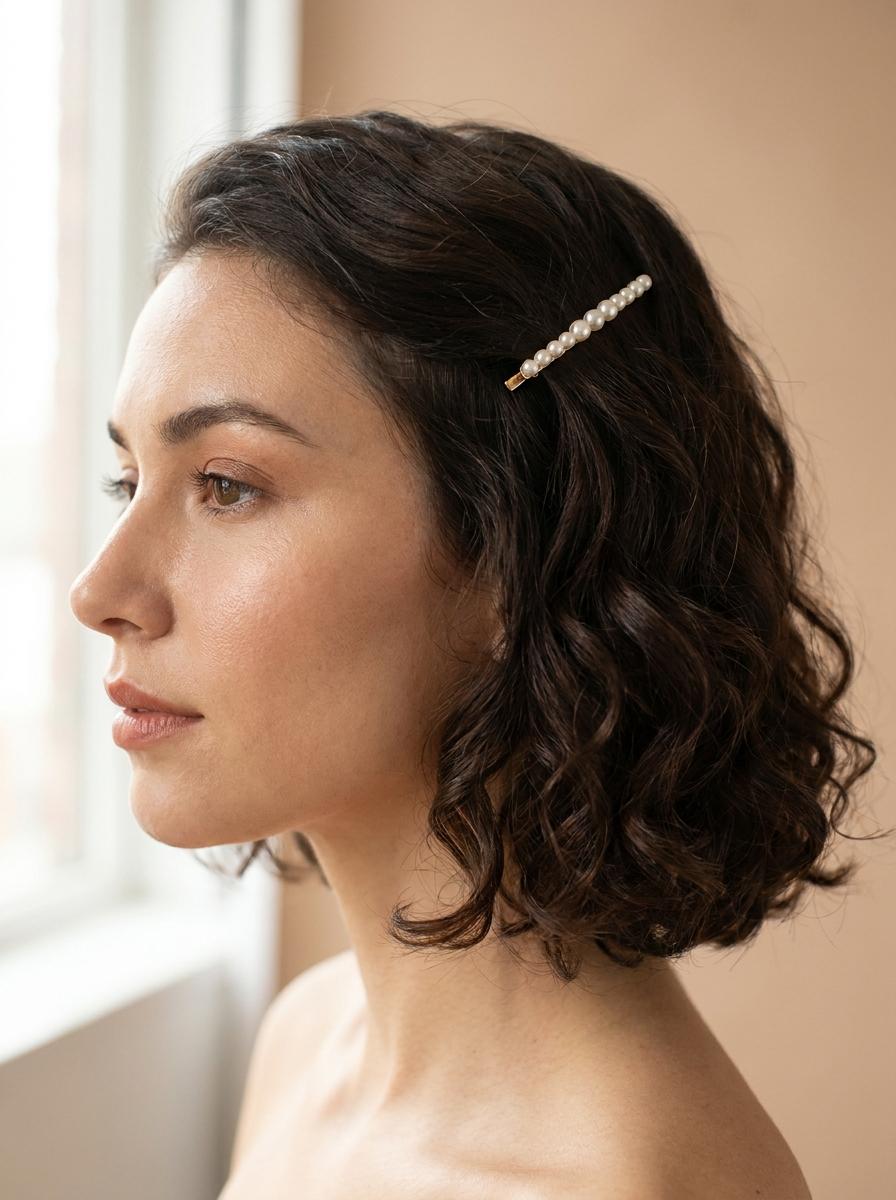 Kurze Haare mit Haarspange in Gold oder Perle - edle Frisur für kurze Haare